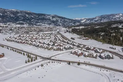 Image de Cozy condo w\/private hot tub close to Town Center & Resort | Firelight Cozy Ski Chalet