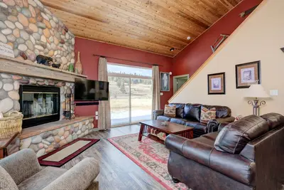 Image de Cozy condo w/fireplace close to Big Sky Resort & Town Centr | Firelight Cozy Mountain Chalet