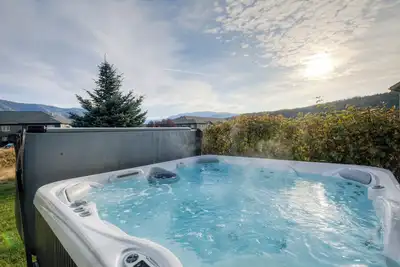 Image de Home w/private hot tub & fireplace close to Town Center & Resort - Mountain to Meadow Ski Chalet