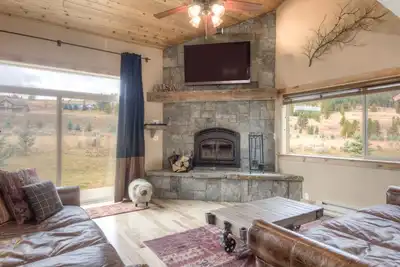Image de Big Sky Town Center home w/private hot tub close to Big Sky Resort - Mountain View Chalet