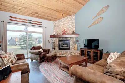 Image de Beautiful home w/gorgeous views & fireplace, close to Big Sky Town Center - Firelight Cottage