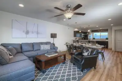Image de Condo w/ private hot tub close to Golf Course & Town Center - Modern Mountain Townhouse