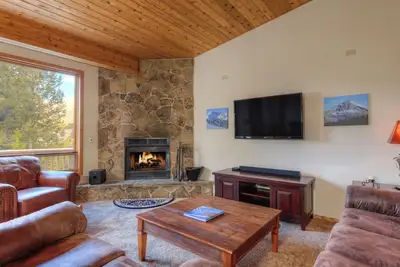 Image de Home in Big Sky Town Center w/fireplace & community pool/hot tub - Hidden Gem in the Trees