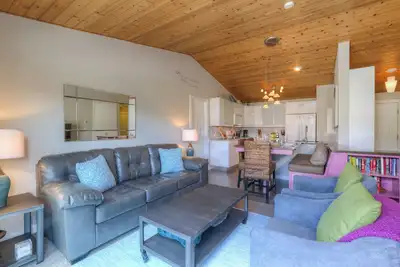 Image de Home w/hot tub & fireplace close to Big Sky Town Center & Resort - Bright and Beautiful Condo