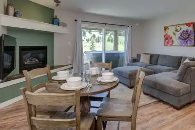 Image de Condo w/hot tub & fireplace close to Big Sky Resort & Town Center - Modern Mountain Charm