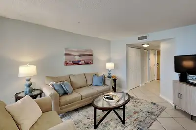 Image de Overlook Breathtaking Views From This Pensacola Beach Condo!