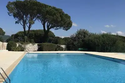 Image de Mazet pour 5 personnes dans un domaine avec piscine et terrain de tennis Ă Gassin