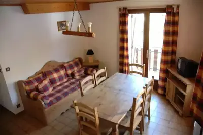 Image de 3 pièces 6 personnes exposé Est