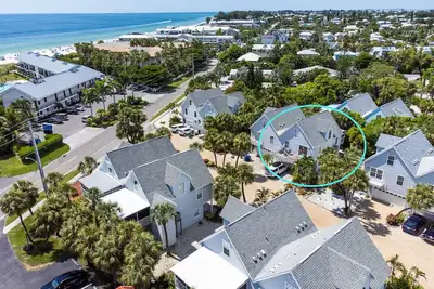 Image de Perfectly Located Near the Beach, Dining, and Shopping!