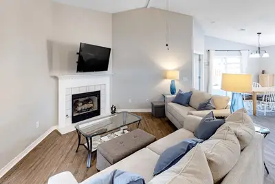 Image de Renovated, quiet home with dog-friendly yard, Ac & deck - watch the Blue Angels