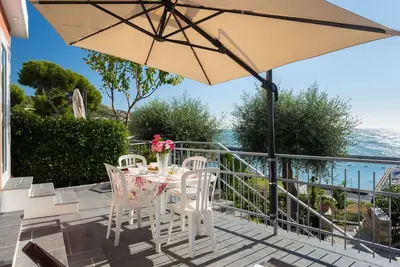 Agréable appartement dans une maison de vacances avec climatisation, Wifi, Tv, terrasse, parking