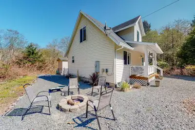 Image de Dog-Friendly Cottage Near Downtown w/ Firepit, Private Hot Tub, WiFi & Laundry