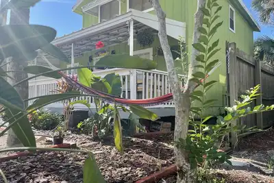 Image de Beautifully remodeled home steps away from the Beach!