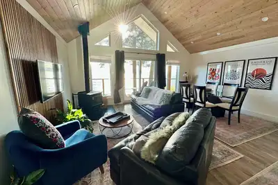 Image de Hemlock Suite | Oceanfront Luxury Escape | Hot Tub | Optional Sauna Add-On
