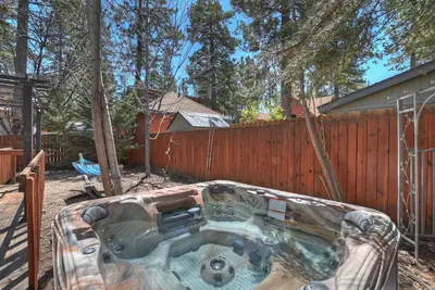 Image de Heidi's Haus by Destination Big Bear : Quintessential Big Bear Log Cabin Close to the Lake and Marinas! Hot Tub! Pac-Man!