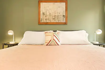 Image de Game Room♚King Bed ✩ Fenced Yard ✩ 8 Miles to Post and Pet Friendly