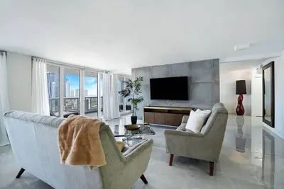 Image de Classic Beauty! 2 Bedroom Renovated Condo, Water and Miami Skyline Views!