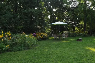 Image de 10% Off Flash Sale! Luxury Garden Suite: Soaker Tub, Backyard & Off St Parking!