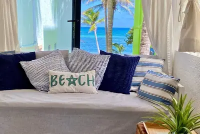 Image de Affordable, bright studio with beach access, Ac and WiFi!
