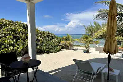 Image de The Tropical Breeze Ocean & Beach Front Studio Cottage w/ Pool in East End
