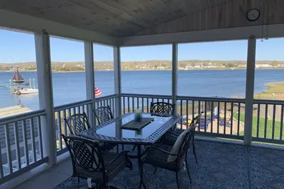 Image de Newport County waterfront home with hot tub! Use of 3 kayaks included!
