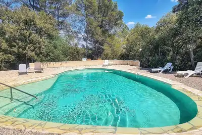 Image de Gîte au calme, classé 2*, entre oliviers et piscine.