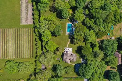 Image de One Minute to Main St. East Hampton // Private Backyard Oasis