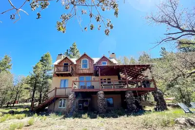 Image de Off-grid Stoneman Lake cabin sleeps 10, off-road trail paradise in the pines.