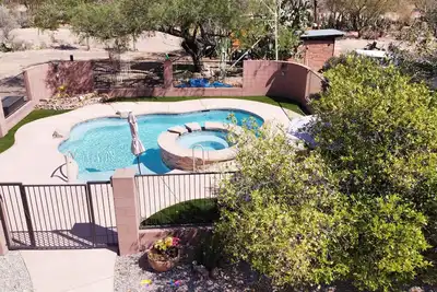 Image de Private Charming Guesthouse, Pool & Hot Tub with horses on property.