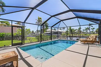 Image de 3/2 Heated Pool, Waterfront w/ Boat Lift!