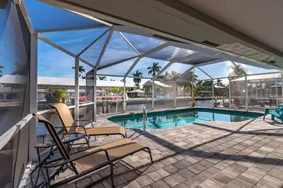 Image de 2/2 Pool Home on the Water, Boat Lift Included!
