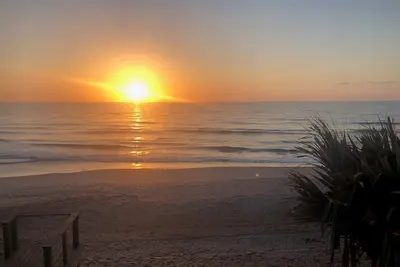 Image de Sandy Feet Retreat Beach Front, Sleeps 8 Adults and 3 Children