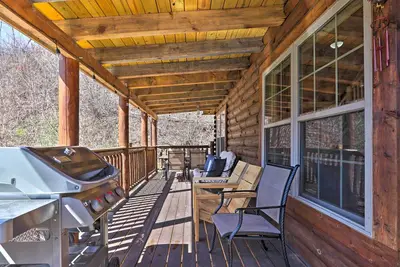 Image de 1 Mi to Dtwn Gatlinburg: Cabin w/ Game Room