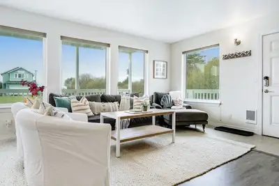 Image de Family-Friendly, Two-Level Home w/Free WiFi, Gas Grill, Washer/Dryer, & Balcony