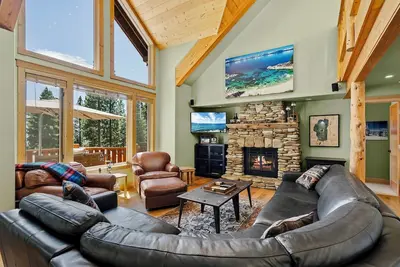 Image de Stunning Tahoe Views| Private Hot Tub | Game Room | Large Deck | 2 Minutes to Sandy Beach
