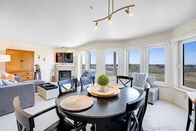 Image de Sunny & stylish oceanfront condo with WiFi, washer/dryer & private balcony