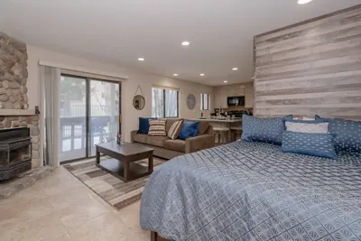 Image de Cozy Mountain Studio in Heart of Mammoth - Hot Tub and Close to Shuttle!