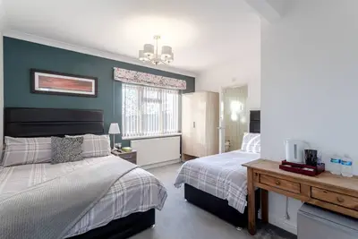 Image de Chambre familiale avec salle de bain privée