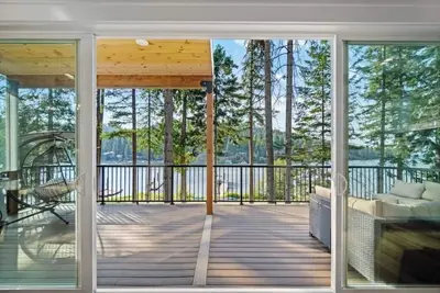 Image de Beautiful Custom Lake Couer D Alene Waterfront House With Jacuzzi