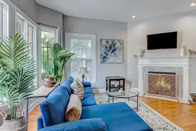 Image de Heated Pool Access, 2 blocks from Forsyth Park!