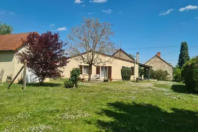Image de Maison de vacances en Berry avec jardin clos, proche plage et sentiers, animaux acceptés