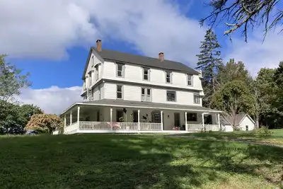 Image de Huge house with amazing kitchen, near great hiking; great for groups!
