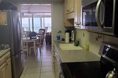 Image de Beach Front Condo direct on water