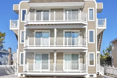 Image de Park Your Car For The Week! 1/2 block from the beach and within walking distance to town