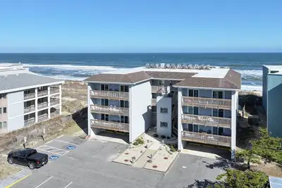 Image de K1040 Our Happy Place, Oceanfront Condo with Community Pool; Flex Stays!
