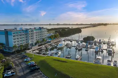 Image de Accessible Deluxe Room w\/ Two Queen Beds, Private Balcony, & Marina Views