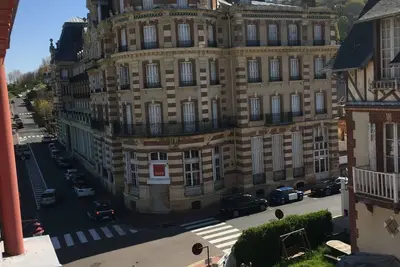Image de studio lumineux à 50 m de la plage et du casino