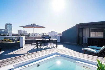 Image de Modern Apartment w Rooftop Deck and Jacuzzi Penthouse on S