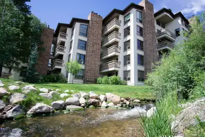 Image de Dulany 302 - Ski In Ski Out + in Heart of Base Area, Ideal for Couples, Hot Tub, Washer/Dryer