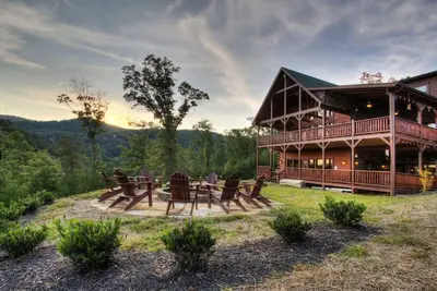 Image de April/May Availability! Gorgeous Cabin w/ Stunning Views & Top-Notch Amenities!